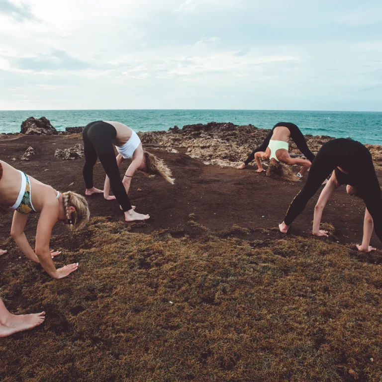 Personas haciendo ejercicio en la costa